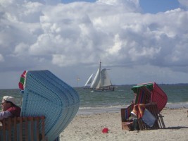 Strandkörbe und Segelschiff